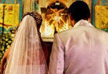 Lectura religiosa en boda católica