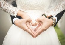 Una corazón con las manos para una boda original